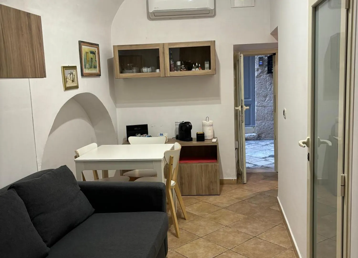 Casa Corte Pavone Bari 0*,  Italia